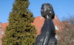 פסל אנה פרנק אמסטרדם