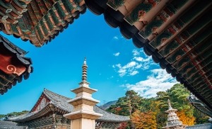 מקדש בולגוקסה בגיונגז'ו בעונת השלכת בדרום קוריאה