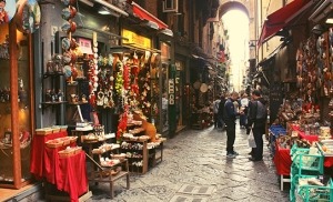 ברחובות העיר העתיקה של נאפולי, איטליה