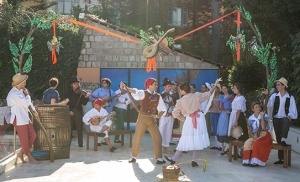 מקומיים רוקדים את ריקוד הטרנטלה באיטליה