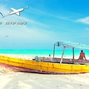 שני אנשים בסירה מביטים על הים בזנזיבר