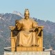 פסל בכיכר Gwanghwamun בעיר סאול דרום קוריאה