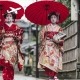 שתי גיישות מאיקו הולכות ברחוב ברובע גיון בעיר קיוטו ביפן