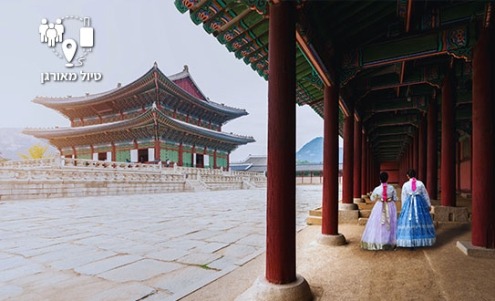 שתי-נשים-בלבוש-מסורתיבארמון-קיאנגבוק-בסאול,-דרום-קוריאה