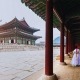 שתי-נשים-בלבוש-מסורתיבארמון-קיאנגבוק-בסאול,-דרום-קוריאה