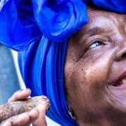 אישה קובנית מעשנת סיגר