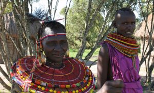 שני בני שבט אפריקאי בלבוש מסורתי
