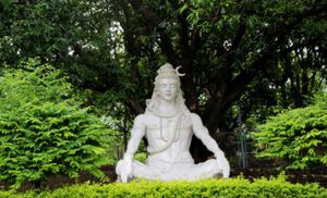 Statue-of-Hindu-Lord-Shiva-under-the-tree,-Rishikesh
