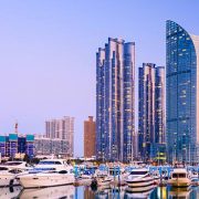 בניינים על רקע הים וסירות בדרום קוריאה