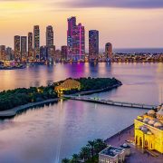 קו-הרקיע-של-העיר-שארג'ה-עם-המסגד