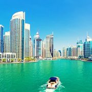 סירת מנועי במרינה בדובאי