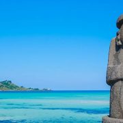 פסל סבא על רקע הים באי ג'ג'ו