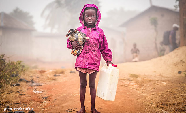 ילדה ברחובות בנין, אפריקה