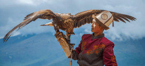 נווד קירגזי עם עיט. אחת משיטות הציד העתיקות בקירגיזסטן היא ציד באמצעות עופות דורסים.