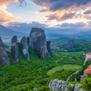 תצפית על מנזרי מטאורה בצפון יוון