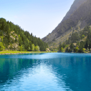 אגם תכלת בפיראנים הספרדים