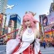 נערה בלבוש הארג'וקו על רקע רחוב סואן בטוקיו יפן